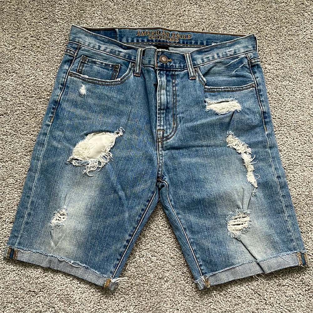 American eagle men’s Distressed jean shorts